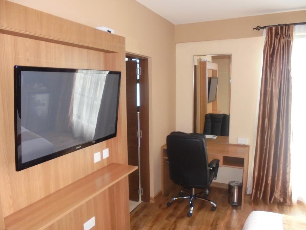 We Hotel And Suites Nairobi Extérieur photo